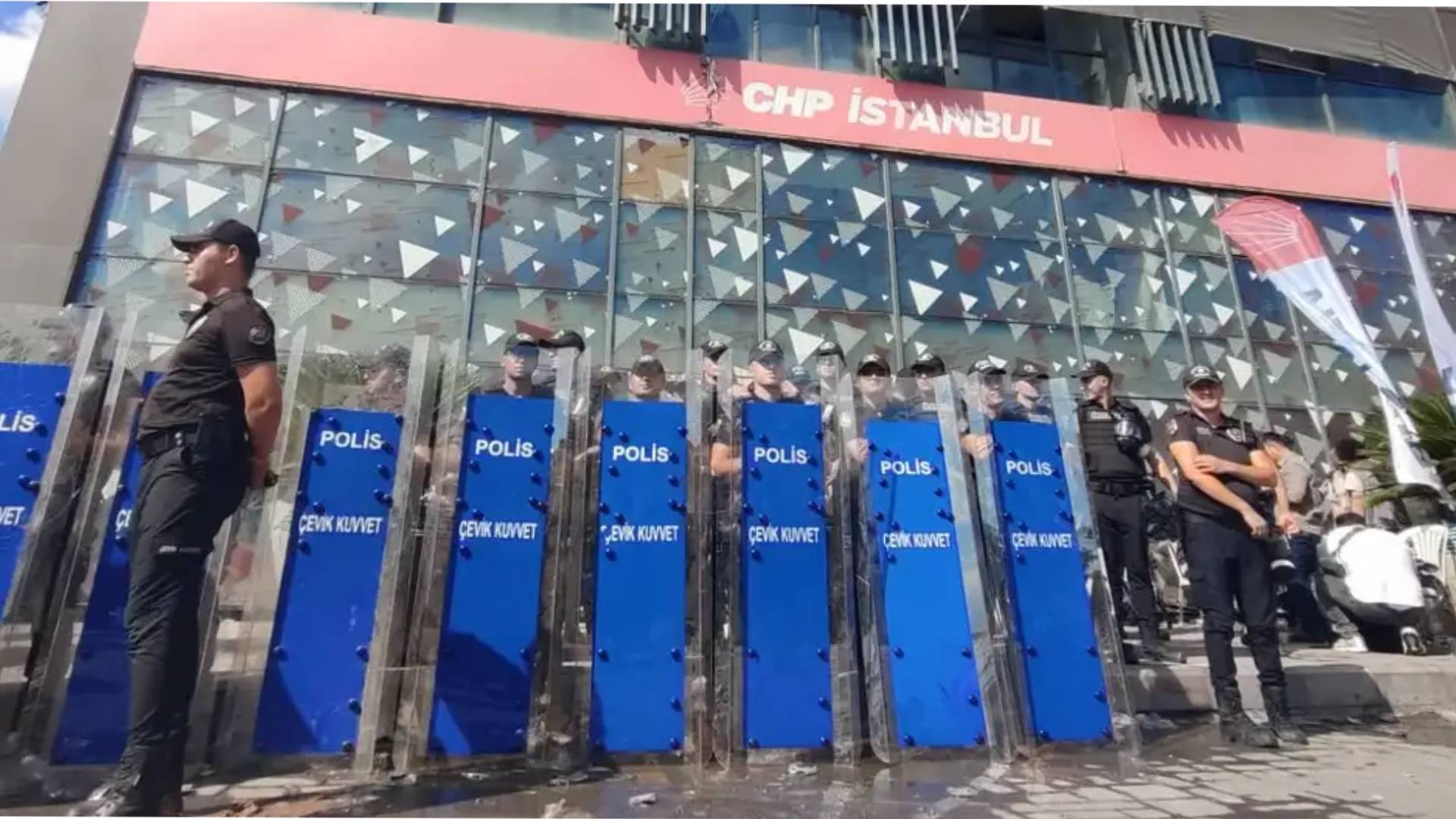 abdulkadir selvi chpye gaz sikilmasi dogru olmadi orasi bir teror yuvasi degil ana muhalefet partisinin istanbul il baskanligi AVZAW5Yb