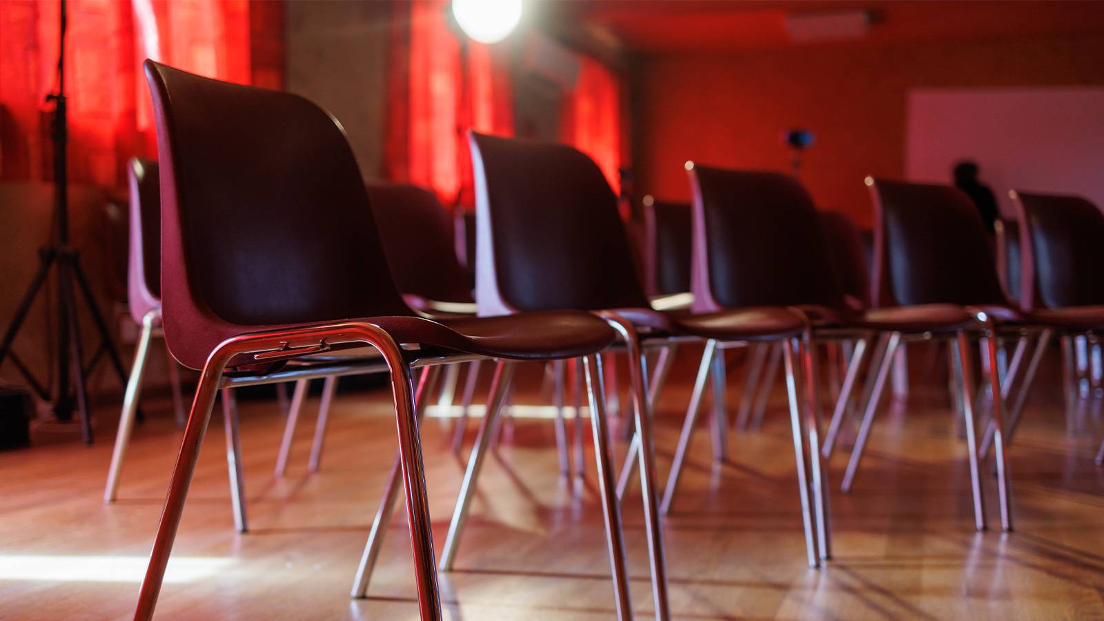 bagimsiz tiyatro sahneleri gorunurluk krizi yasiyor MygsyMqb