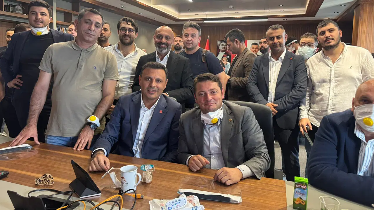 kayyum gursel tekin binaya girmisti ozgur celikin makam odasinda son durum 2nz6lOBH