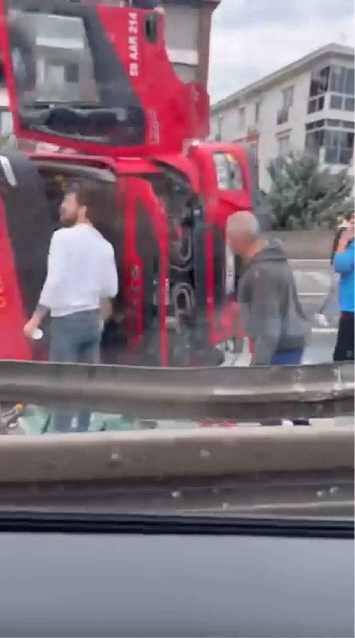 buyukcekmecede tir devrildi yol kapandi iHGqsA1Y.jpg