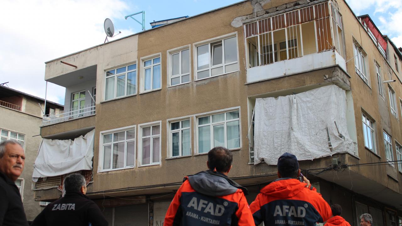 kayseride hareketli anlar yikilma tehlikesi olan bina bosaltildi 4kfU7n4p.jpg