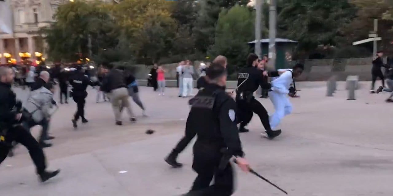 paristeki konserde izdiham arbede yasandi JSCGQk76.jpg